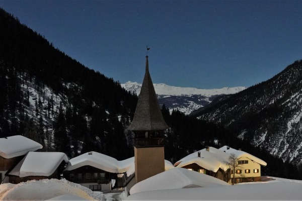 Alte Kirche bei Nacht Davos Monstein