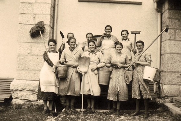 Frauengruppe vor der Kirche