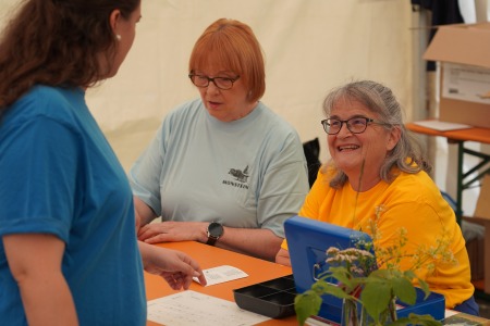 Fröhliche Kassenmitarbeiterinnen