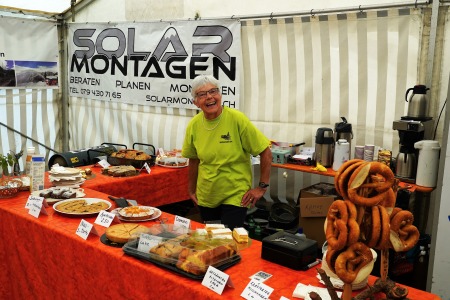 Vreni unsere treue Seele am Kuchenbuffet