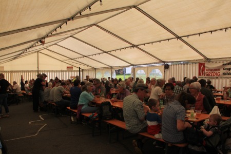 Besucher:innen Festzelt