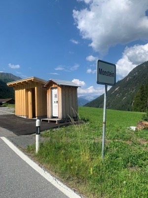 Toitoi- und Container-Häuschen