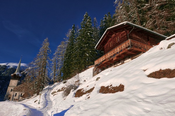 Aegerta - Aussenansicht vom Dorf her