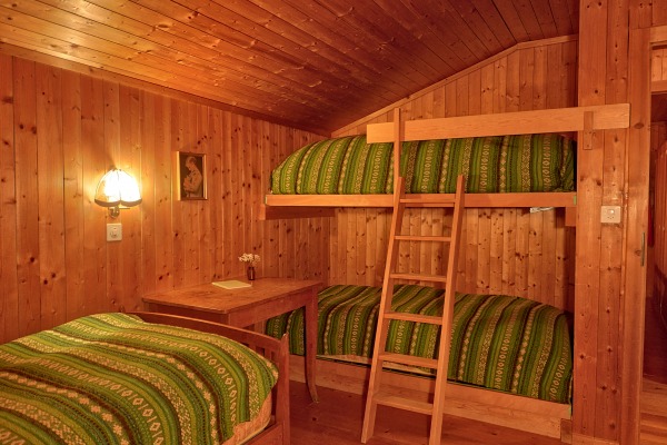 Aegerta - Schlafzimmer mit drei Betten