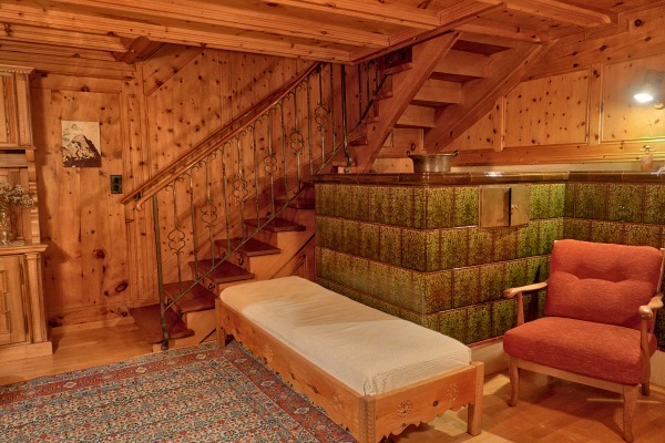 Aegerta - Wohnzimmer mit Kachelofen