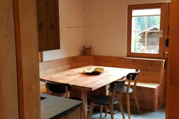 Furra Hütti - Küche und Essbereich